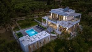Johnnys White Luxury Villa