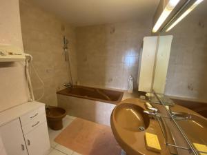 Larmor-Plage T4 Spacieux avec Terrasse, Ascenseur et Parking face à la Mer - FR-1-349-124