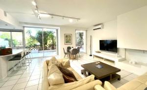 Vouliagmeni‘s Secret Garden near the Sea