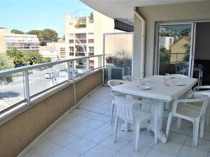 Appartements Appartement T2 avec Terrasse et Garage en Plein Centre, 4 Couchages - Cavalaire-sur-Mer - FR-1-226B-105 : photos des chambres