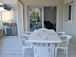 Appartements Appartement T2 avec Terrasse et Garage en Plein Centre, 4 Couchages - Cavalaire-sur-Mer - FR-1-226B-105 : photos des chambres