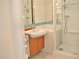 Appartements Appartement T2 avec Terrasse et Garage en Plein Centre, 4 Couchages - Cavalaire-sur-Mer - FR-1-226B-105 : photos des chambres