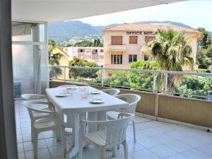 Appartements Appartement T2 avec Terrasse et Garage en Plein Centre, 4 Couchages - Cavalaire-sur-Mer - FR-1-226B-105 : photos des chambres