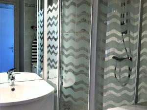 Appartement rénové au pied des pistes avec 2 balcons, piscine et WiFi - FR-1-267-198