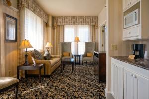 Gaslamp Plaza Suites