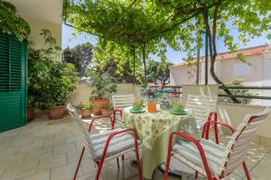 Green terrace apartment