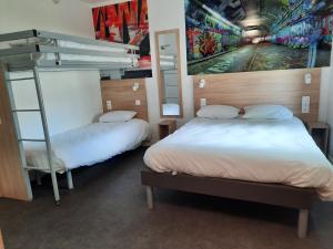 Hotels Kyriad Direct Caen Nord Memorial : Chambre avec 1 Lit Double et 2 Lits Simples