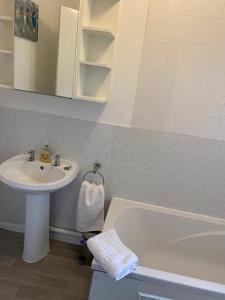 Bicester One Bedroom House Sleeps 3 - Free Parking & Garden