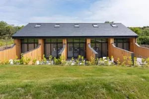 Romano Estate, The Courtyard - Lower Boscaswell