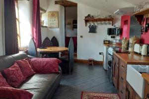 1 Bed Cottage - Sleeps 3 - Garden - Parking - Wifi