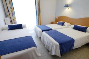 Triple Room Interior room in Hotel Internacional