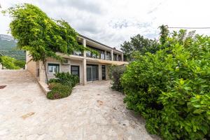 Dalmatian Sea-View Villa with Pool, Jacuzzi, Gym and Botanical Garden Near Trogir & Split