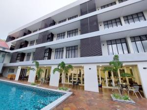 CHRISTEE SUITES HOTEL
