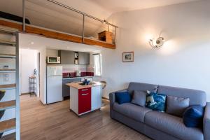 Appartements Ambroggio - Grand studio avec mezzanine - Vue Mer : photos des chambres
