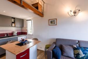Appartements Ambroggio - Grand studio avec mezzanine - Vue Mer : photos des chambres
