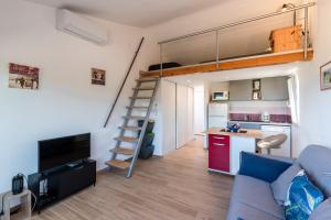 Appartements Ambroggio - Grand studio avec mezzanine - Vue Mer : photos des chambres