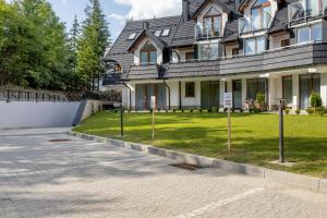 Underground Apartment Bogdańskiego Residence by Renters