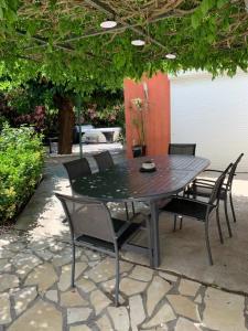 Appartements Les dahlias appartement 4 personnes Jacuzzi Barbecue Jardin arbore Climatise : photos des chambres