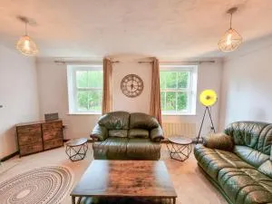 City House in Nice Area - Smart TV's, 900mb Wifi - Wicken