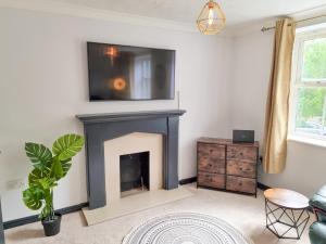 City House in Nice Area - Smart TVs, 900mb Wifi