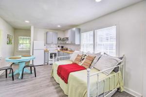 Quaint Leeds Studio with Yard about 18 Mi to Birmingham!