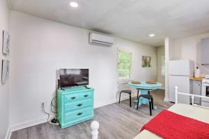 Quaint Leeds Studio with Yard about 18 Mi to Birmingham!