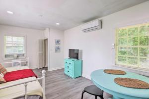 Quaint Leeds Studio with Yard about 18 Mi to Birmingham!