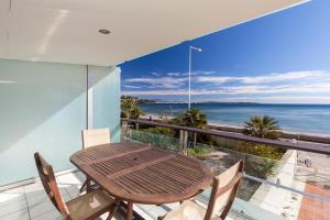 Bright two bedroomed apartment on the beach in Cannes with huge terrace with fabulous sea views - 2001