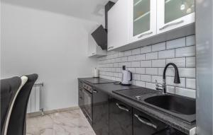 1 Bedroom Lovely Apartment In Otocac 