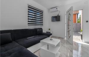 1 Bedroom Lovely Apartment In Otocac 