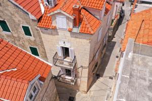 Old town Makarska apartments - central square 
