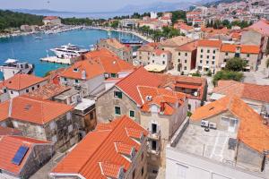 Old town Makarska apartments - central square