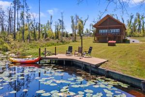 Fun fishing river cabin 23mi to beach with private dock 3BD 2BA