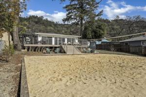 Sandy Feet Retreat -- Lakefront Retreat With Sand Volleyball Court!