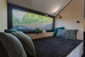 Czarny domek w górach