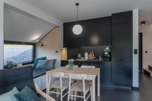 Czarny domek w górach