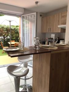 Appartements T2 climatise jardin & court de tennis/piscine /parking/fibre : photos des chambres