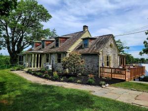 Downingtown Manor - 1900s Farmhouse with Creek Views