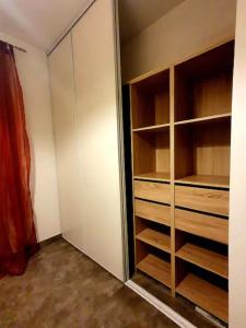 F2 neuf calme climatisé wifi parking - 1,5 km mer