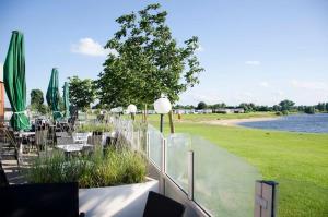 Luxe chalet direct aan het water met strand