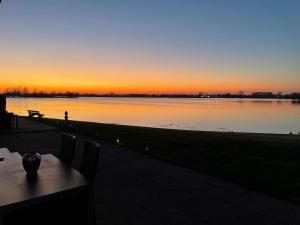 Luxe chalet direct aan het water met strand