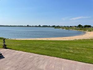 Luxe chalet direct aan het water met strand