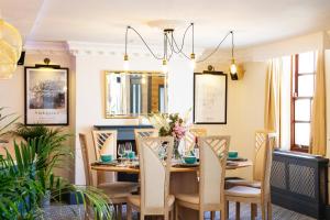 Cosy Open Plan Harbourside Inn with SuperKing Beds, Wood Burning Stove and Bar