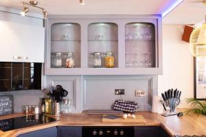 Cosy Open Plan Harbourside Inn with SuperKing Beds, Wood Burning Stove and Bar