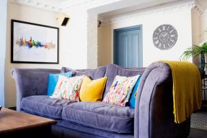 Cosy Open Plan Harbourside Inn with SuperKing Beds, Wood Burning Stove and Bar