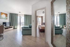 Modern Family Apartment at Millennium 2 - Pool & Spa