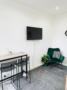 Lovely Estelle Studio Apartment by CityNest