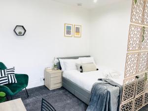 Lovely Estelle Studio Apartment by CityNest