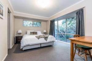 Beach Scene on Streeton