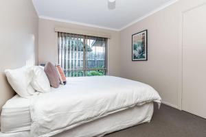 Beach Scene on Streeton